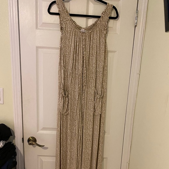 Tan and beige jumpsuit from Stitch & Feather - Picture 4 of 4